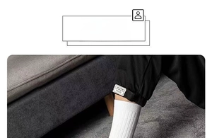 Détail du bas de jogging noir avec étiquette tissée et chaussettes mi-mollet rayées