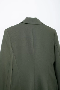Détail du dos d'un blazer vert foncé avec un tissu de qualité et une coupe impeccable