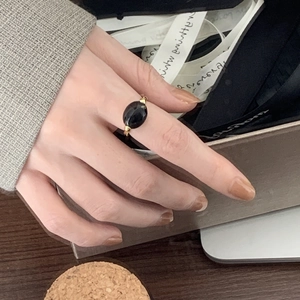 Vintage 925 sterling silver ring with oval black onyx gemstone and gold beaded band design