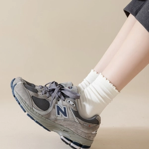 Sneaker retrò 2002R grigie in pelle scamosciata e mesh con calzini con volant