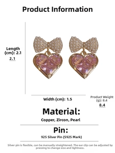 Dettaglio orecchini a cuore rosa con fiocco di perle e dimensioni 2,1x1,5 cm
