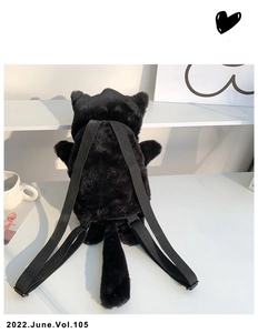 Detalle del bolso monstruo negro de peluche con piel sintética suave y correa de nailon