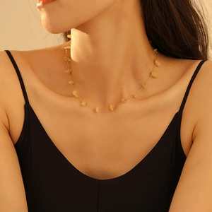 Collier en acier inoxydable de style français avec fragments de pierres jaunes naturelles