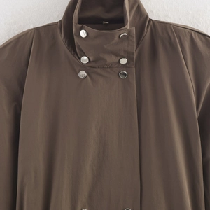 Trench-coat marron foncé pour femmes avec col montant et boutons-pression en métal
