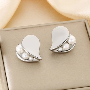 Elegant French style heart-shaped silver earrings with white pearls for women