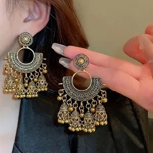 Vintage goldene Jhumka-Ohrringe mit Glockenquasten und Fächersonnendesign für Damen