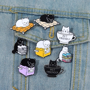 Lot de huit broches en émail représentant des chats mignons sur une veste en jean bleu