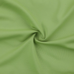 Gros plan de la texture du tissu vert herbe avec plis élégants et drapé souple