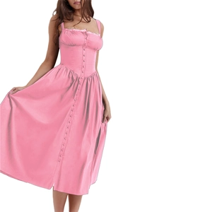 Vue détaillée de la robe midi rose avec encolure carrée, bretelles et boutons