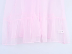 Detailaufnahme aus hellrosa Organza-Stoff mit eleganten Rüschenlagen und feinen Plissee