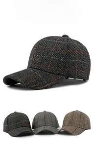 Detaillierte Makroansicht des Retro-Karogewebes bei klassischen Hardtop-Baseballkappen