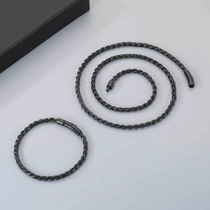 Détail d'un ensemble collier et bracelet en chaîne torsadée noire avec fermoirs aimantés