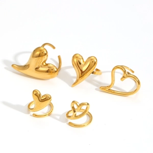 Lot de cinq bagues cœur irrégulières en acier inoxydable plaqué or 18 carats