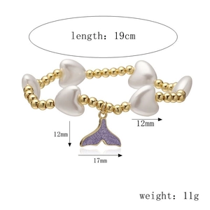 Détail de perles cœur blanches avec un pendentif queue de poisson violet et dimensions