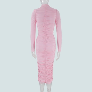 Détail du dos de la robe rose moulante à manches longues avec plis sur mannequin clair