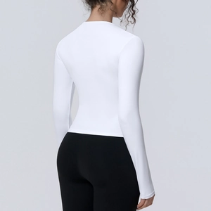 Vue arrière du haut de yoga blanc à manches longues, coupe ajustée et tissu respirant