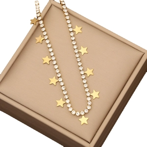 Collana a stelle in acciaio inossidabile dorato con catena di zirconi scintillanti