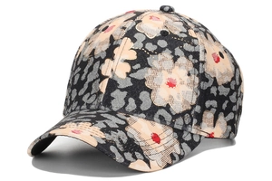 Gros plan sur le tissu en toile avec motifs floraux et léopard d'une casquette de baseball de luxe