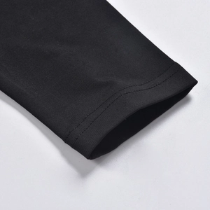 Dettaglio del tessuto a maglia nera con cuciture doppie professionali sul polsino