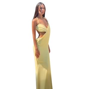 Robe longue jaune pâle moulante à une épaule avec découpe à la taille et dos nu