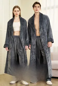 Ensemble assorti de peignoirs et pantalons en flanelle gris foncé pour couple au foyer