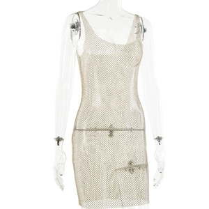 Détail de la texture en maille dorée et de la conception ajourée de la mini robe sans manches