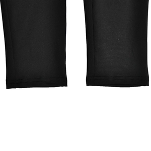 Detailaufnahme der doppelten Naht und des glatten Stretchstoffs der schwarzen Leggings