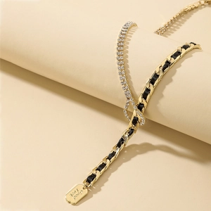 Collana dorata a due strati con ciondolo rettangolare Good Luck e piccoli cristalli
