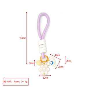 Dimensions détaillées du porte-clés tressé violet et blanc avec breloques cœur et fleur