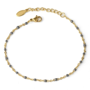 Detail eines goldenen Edelstahl-Kettenarmbands mit grauen Perlen und Karabinerverschluss