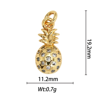 Detalle del colgante de piña bañado en oro de 18k con medidas 11,2 mm por 19,2 mm