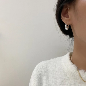 Minimalist S925 sterling silver hoop earrings with high-luster freshwater pearls