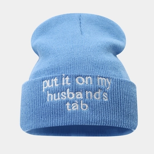 Hellblaue Strickmütze mit weißem Buchstaben-Stickerei-Zitat und Rippenmuster für Winter