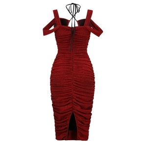 Détail de la robe moulante rouge froncée avec tissu scintillant et fente arrière chic