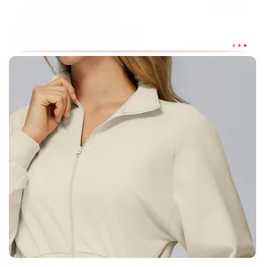 Detailansicht beige Sportjacke mit Reißverschluss, Drop-Shoulder-Design und Rippbündchen