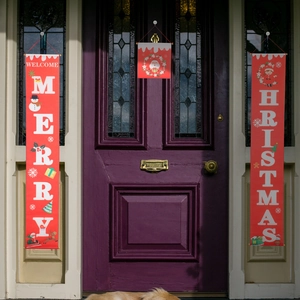 Dettaglio di striscioni Merry Christmas su porta vintage per decorazioni natalizie