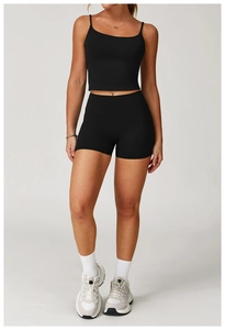 Détail du short de yoga noir taille haute et du débardeur ajusté en tissu extensible