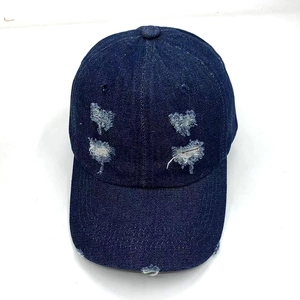 Détails de la casquette de baseball en denim bleu foncé avec des trous déchirés rétro