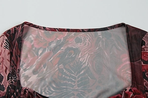 Détail du décolleté carré sur une robe en tulle avec imprimé léopard abstrait et fronces