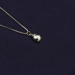 Collana a catena box dorata con ciondolo a goccia in zircone colorato su sfondo blu