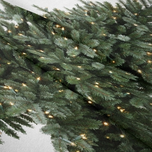 Dettaglio della trama del tappeto da parete boho con albero di Natale e luci calde