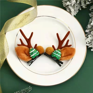 Detail von Weihnachts-Rentier-Haarspangen mit Plüschohren auf einer weißen Keramikschale