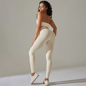 Détail de l'ensemble de yoga beige sans couture avec texture côtelée et dos nu