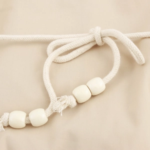 Robe de vacances à col V avec broderies et ceinture en corde tressée à perles en bois