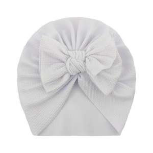 Turbante blanco para bebé de punto gofrado con textura suave y un lazo decorativo