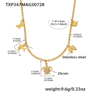 Detailoverzicht van gouden roestvrijstalen ketting met zirkonia schildpad hangers
