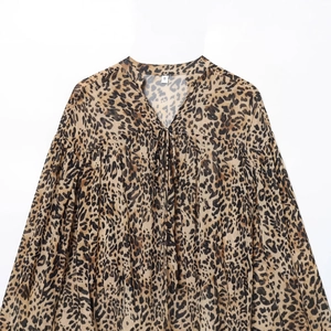Robe en mousseline à imprimé léopard avec col en V à nouer et volants superposés chic