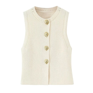 Gilet en tricot crème sans manches avec boutons tournesols dorés sur fond blanc