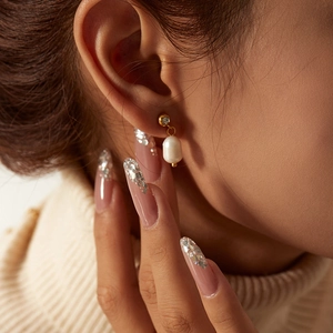 Elegantes pendientes de oro 18k con perlas de agua dulce y circonitas brillantes