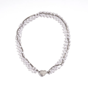 Collier multicouche élégant avec perles, chaînes serpent argentées et pendentif cœur strass